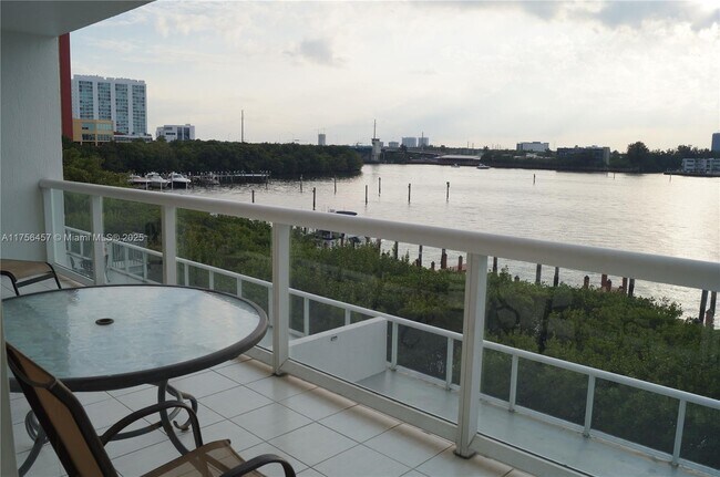 Foto del edificio - 17050 N Bay Rd