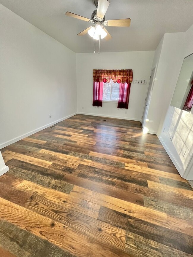 Building Photo - Spacious Fully Remodeled Ground Floor Duplex!