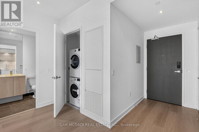 Photo du bâtiment - 448 Burnhamthorpe Rd W