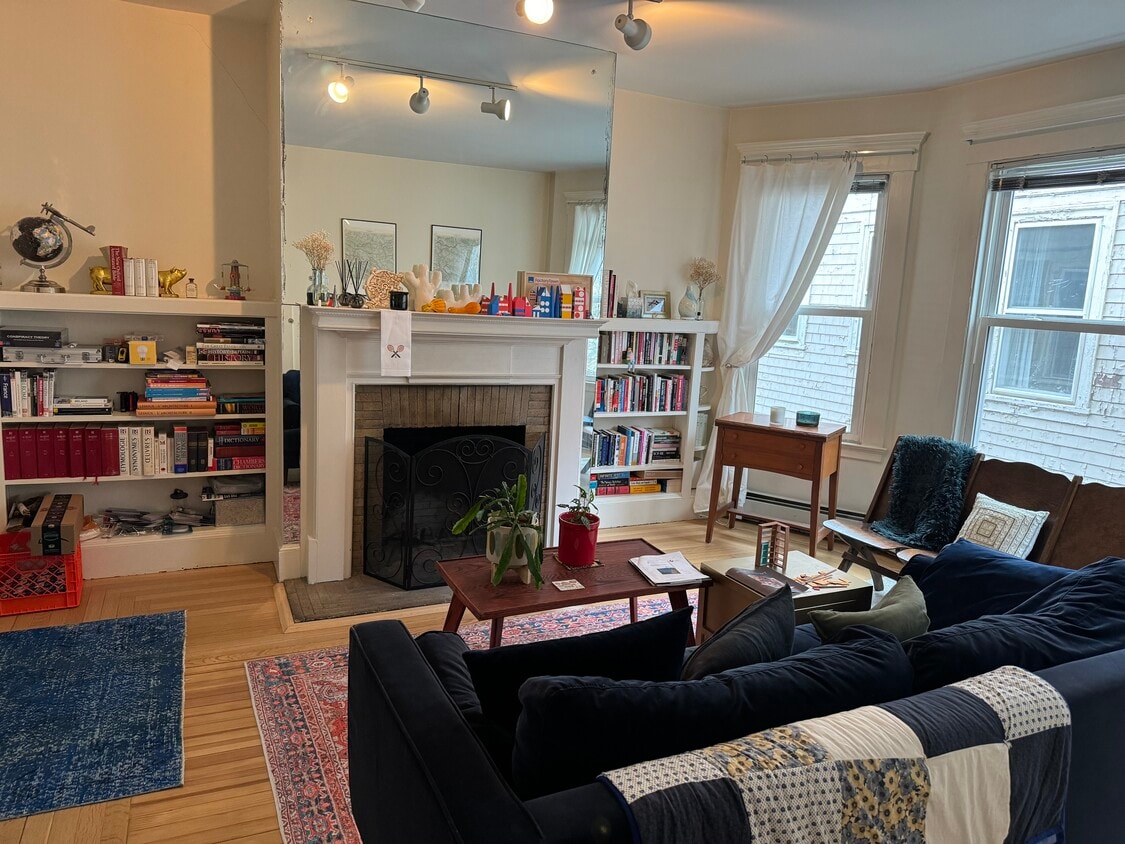 Living room with working fireplace - 188 Lawrence St