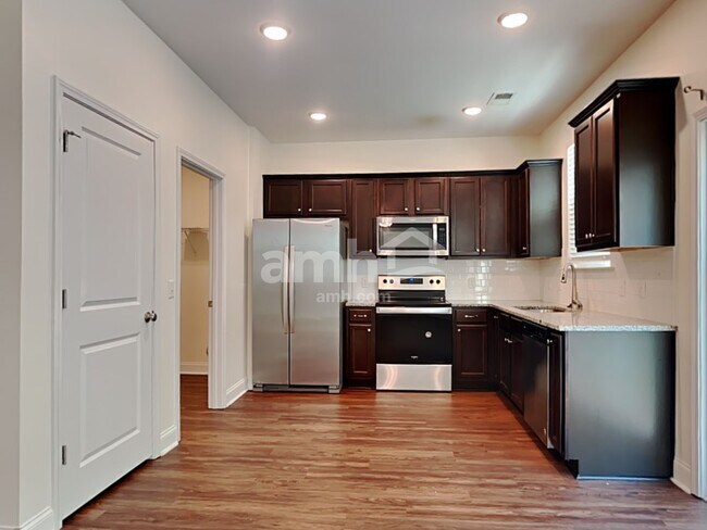 Building Photo - 509 W Lionel Rd