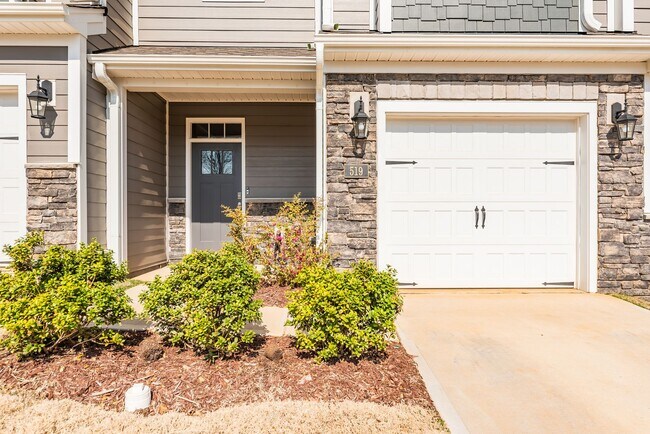 Foto del edificio - Terrific 3 BR/2.5BA Townhouse in Hillsborough!