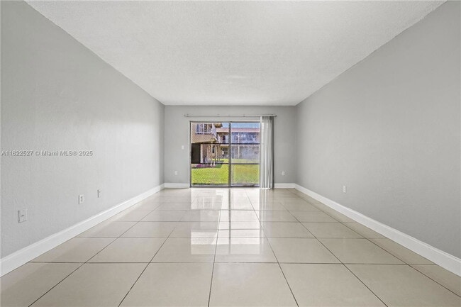 Foto del edificio - 301 NW 177th St