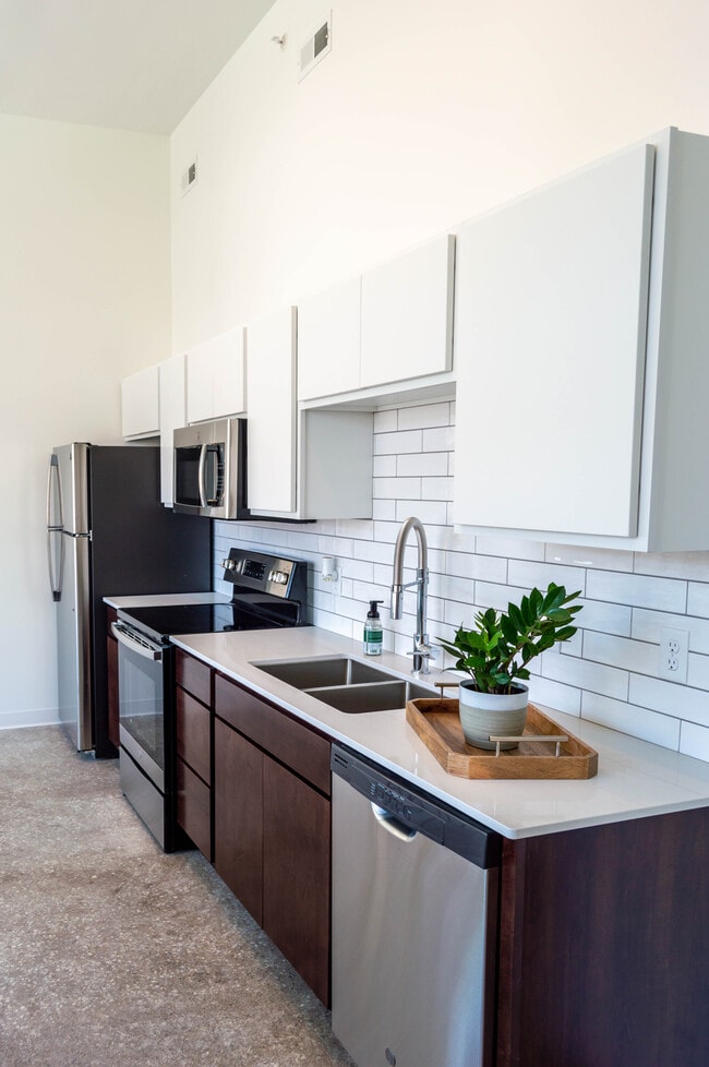 1HAB, 1BA - Louis - The Bluebird Flats
