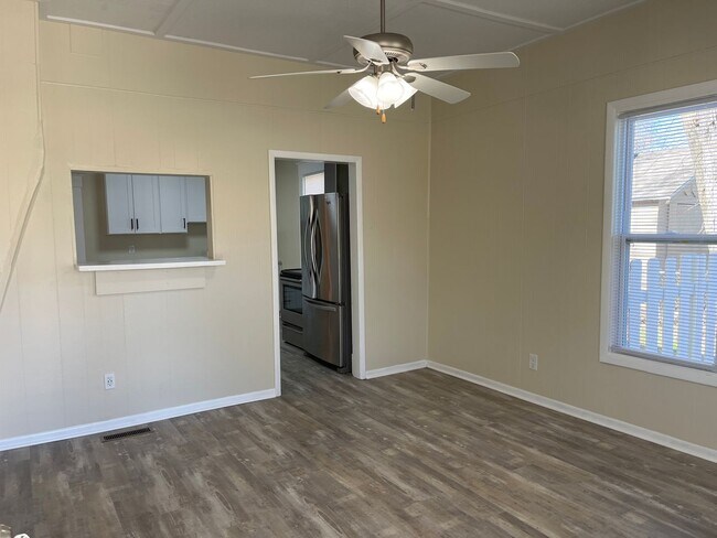 Foto del edificio - ADORABLE 3 BEDROOM HOUSE- FENCED BACK YARD