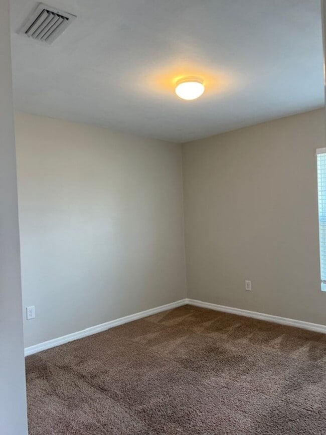 Building Photo - ***INQUIRE ABOUT SPECIAL*** AVAILABLE NOW- 4 Bedroom -2 Bathrooms NE Cape Coral- Gator Circle Area