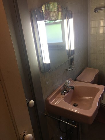 baño 1 - 411 E Main St