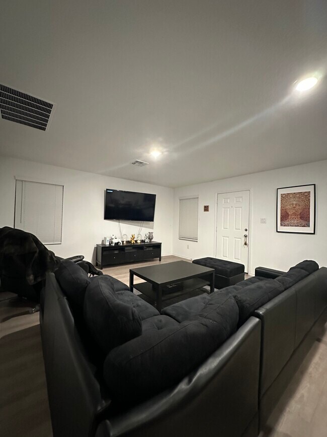 Building Photo - 1723 Medina Cir