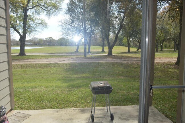 Foto del edificio - 8213 Sands Point Dr