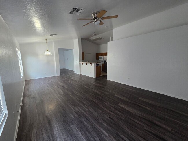 Building Photo - 4 Bedroom 2 Bath- Litchfield Park