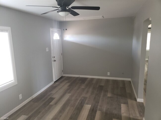 Building Photo - 2 br, 1 bath House - 505 W 10th St 505