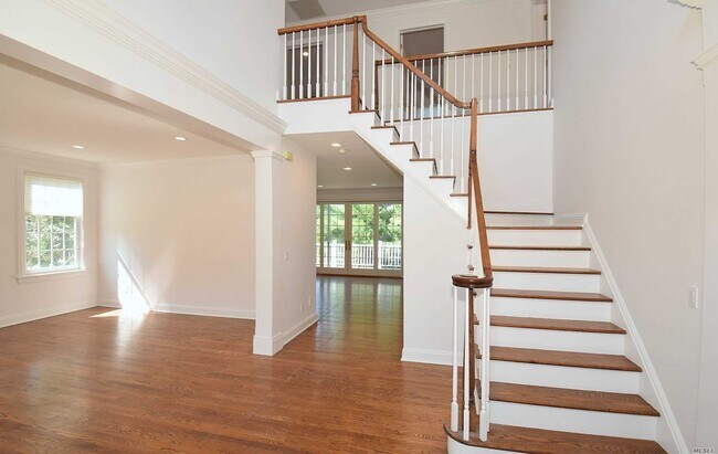 Building Photo - 16 Meadow Ln