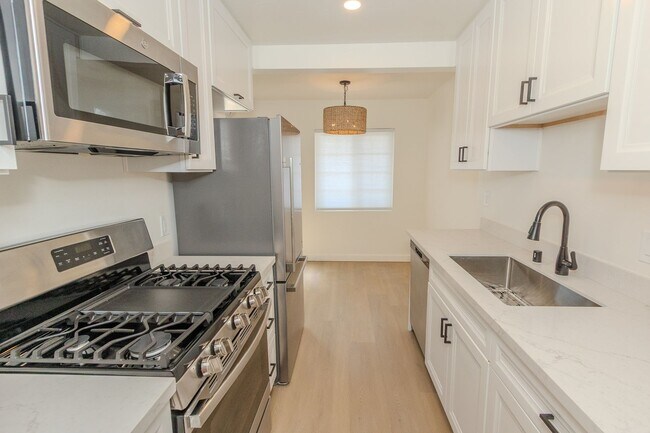 Foto del edificio - Stylishly Remodeled 1-Bed/1-Bath Gem in Crown Point / Pacific Beach. Only $1500 DEPOSIT!