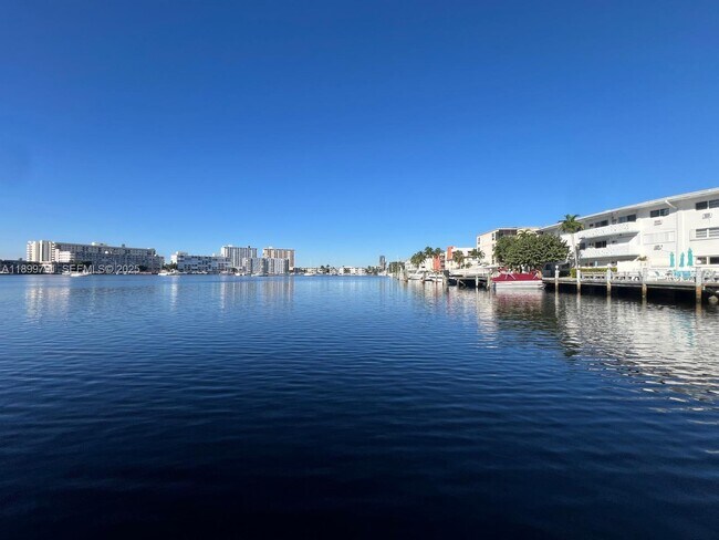 Foto del edificio - 100 Golden Isles Dr