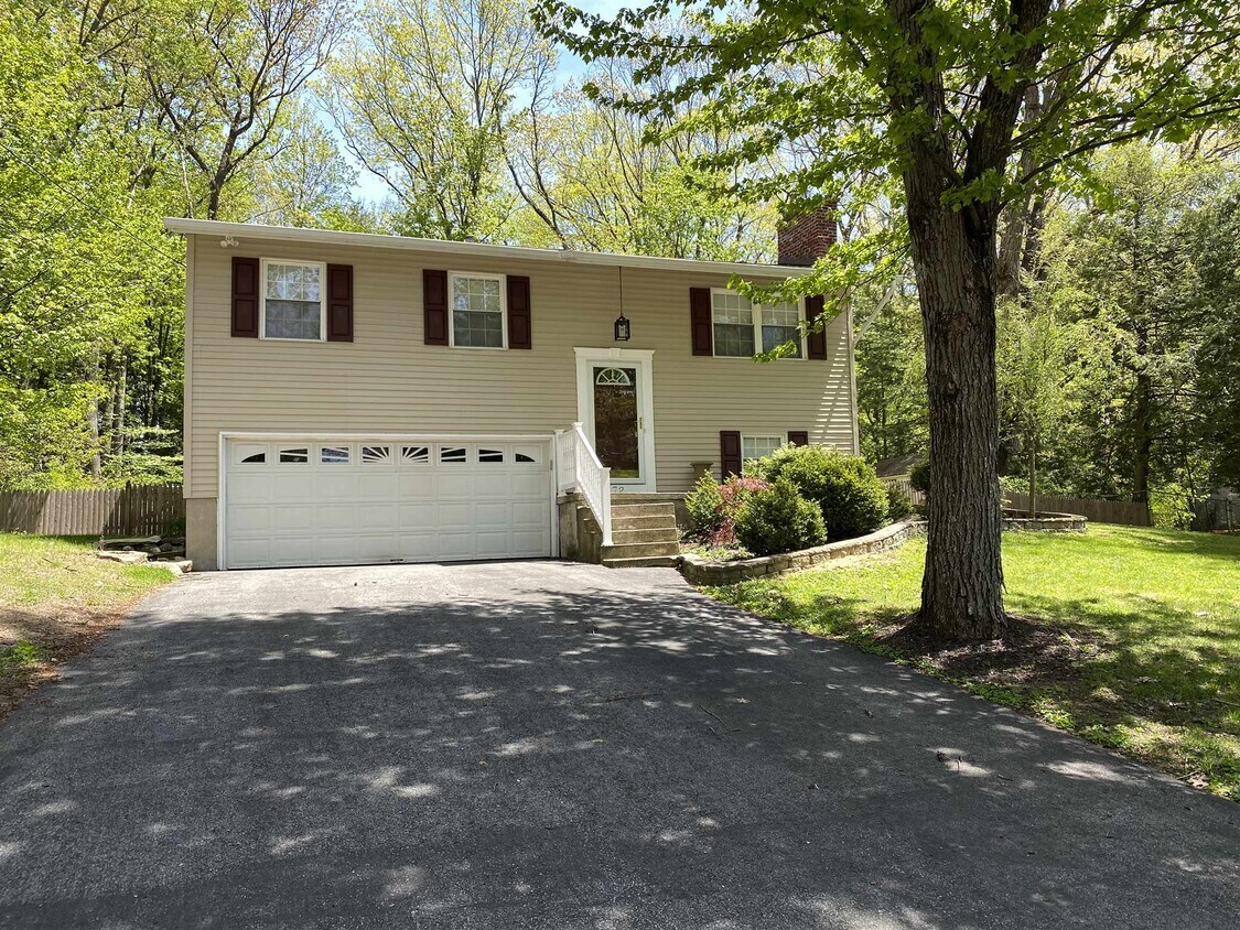 Primary Photo - 72 Quevic Dr