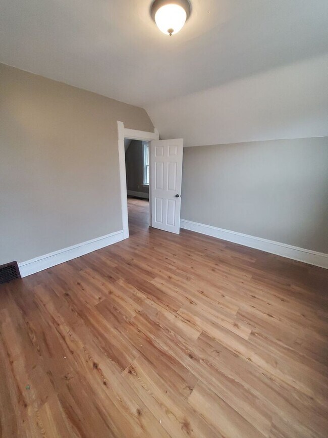 Building Photo - 3220 W Greenfield Ave. (Duplex)