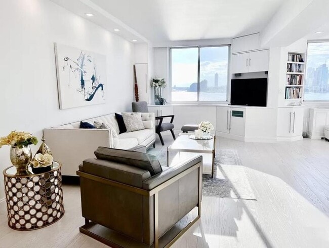 Building Photo - 4 bedroom in New York NY 10280