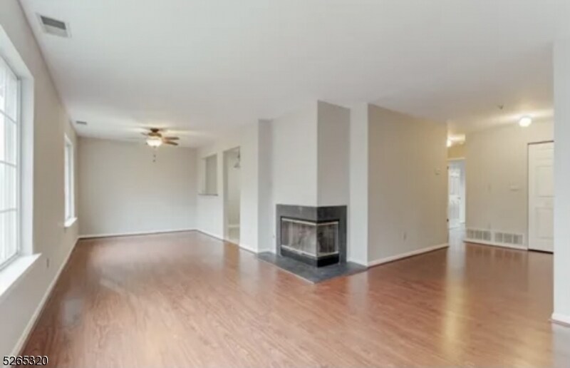 Foto principal - 81 Village Dr