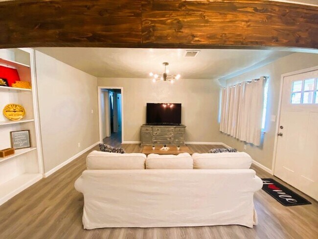 Foto del edificio - 1100 Elmhurst St