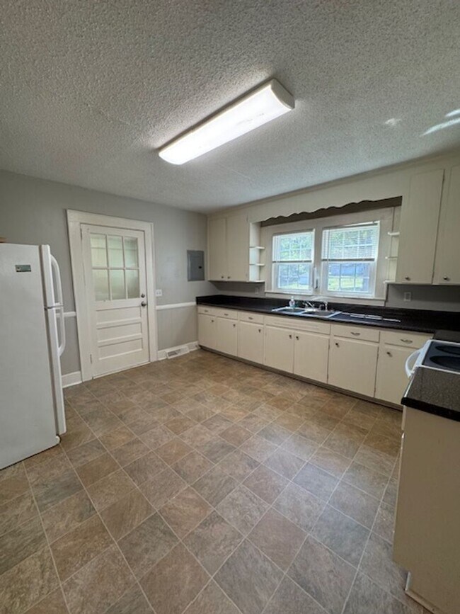 Foto del edificio - Cute Bungalow home with hardwoods - 2 bedrooms, 1 full bath - nice size yard