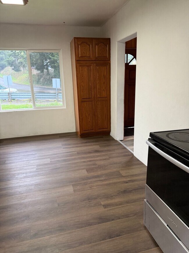 Building Photo - Spacious Two-Story with Country Kitchen an...