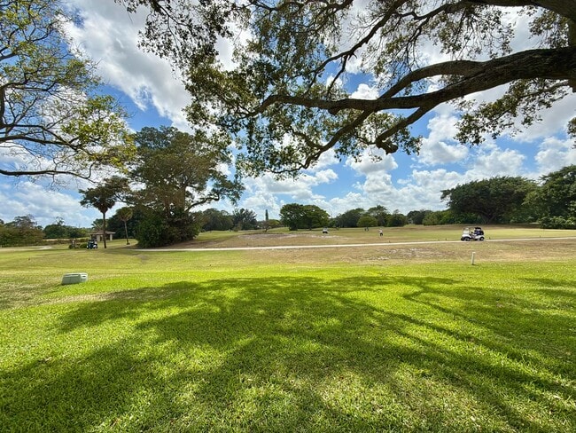 Building Photo - 3100 N Palm Aire Dr