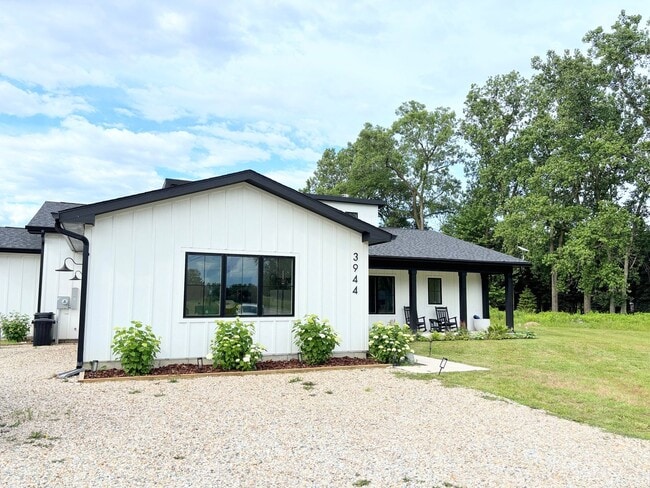 Building Photo - 3-bedroom, 2.5 bathroom furnished home in Saint Joseph
