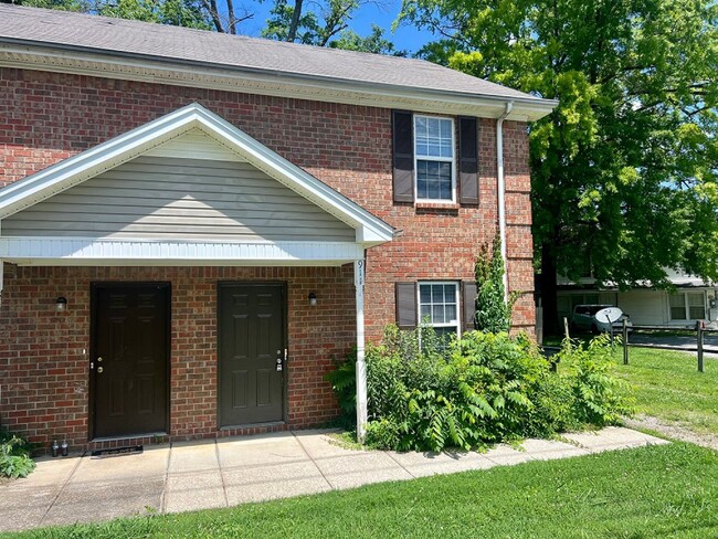 Building Photo - 2 Bed, 1.5 Bath Townhouse Near MTSU