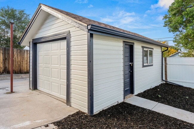 Building Photo - 1557 W Dakota Ave