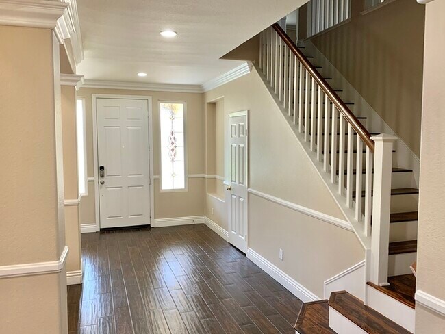 Foto del edificio - Gorgeous home for rent in Eastvale