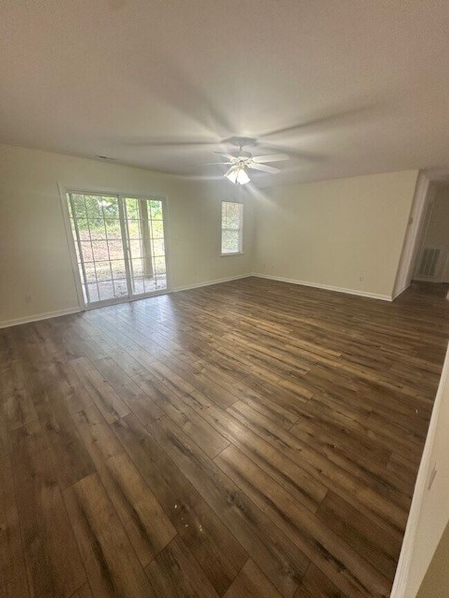 Building Photo - 3 Bedroom Condo