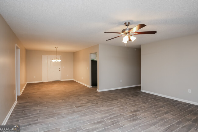 Foto del edificio - 2059 Old Flowery Branch Rd NE