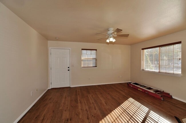 Building Photo - 3 bed 2 bath rancher duplex (stainless appliances & granite counters)