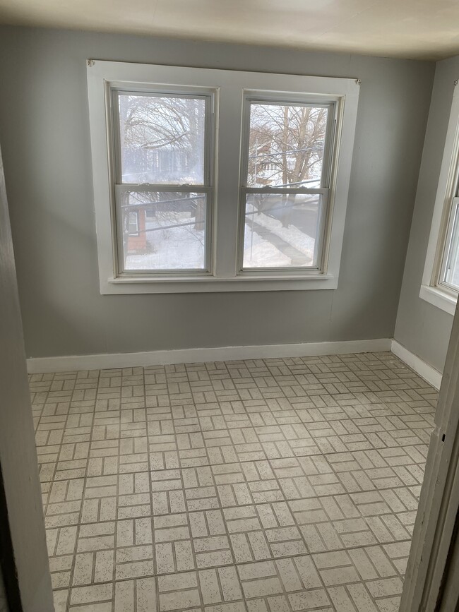 3 season sitting room - 12 Guilfoyle Ave