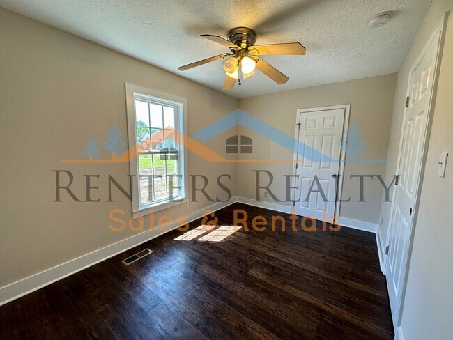 Foto del edificio - 3 Bedroom House with Storage Building