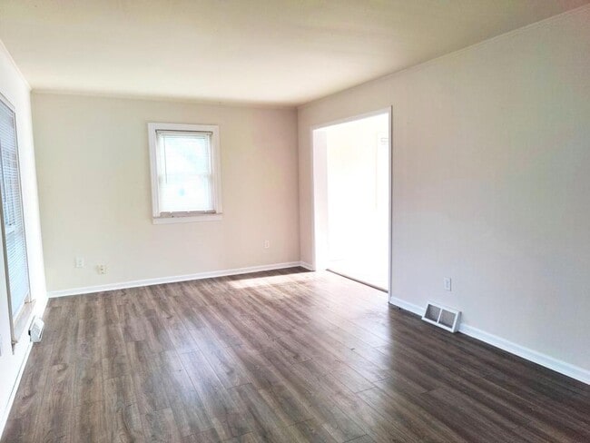 Building Photo - 478 Robbe Ave