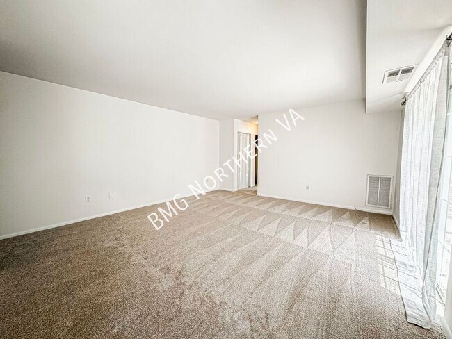 Building Photo - 1523 Colonial Dr