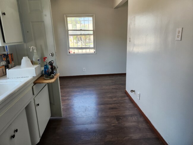 Building Photo - 1158 W 105th St