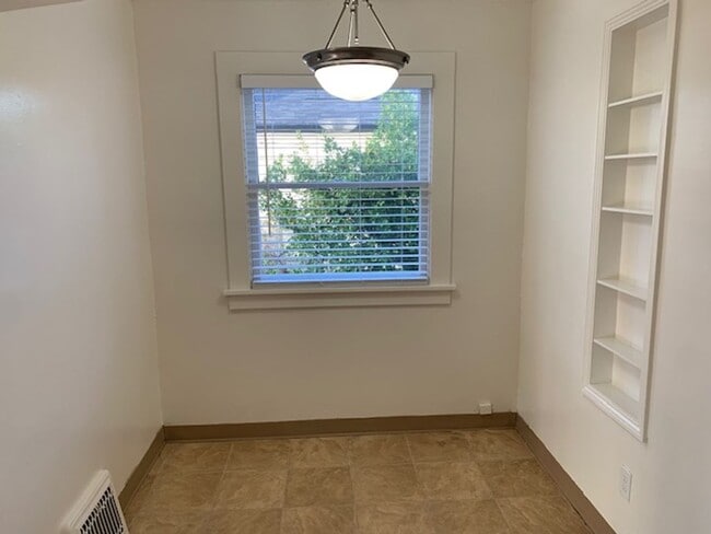 Foto del edificio - $2,400 - Two Bedrooms, One Full Bath with Bonus Room in Dekum Piedmont Neighborhood