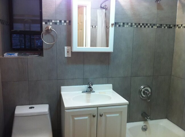 Foto del edificio - 414 E 10th St
