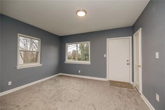 Building Photo - "Luxury Living: 5-Bedroom Single Family Ho...