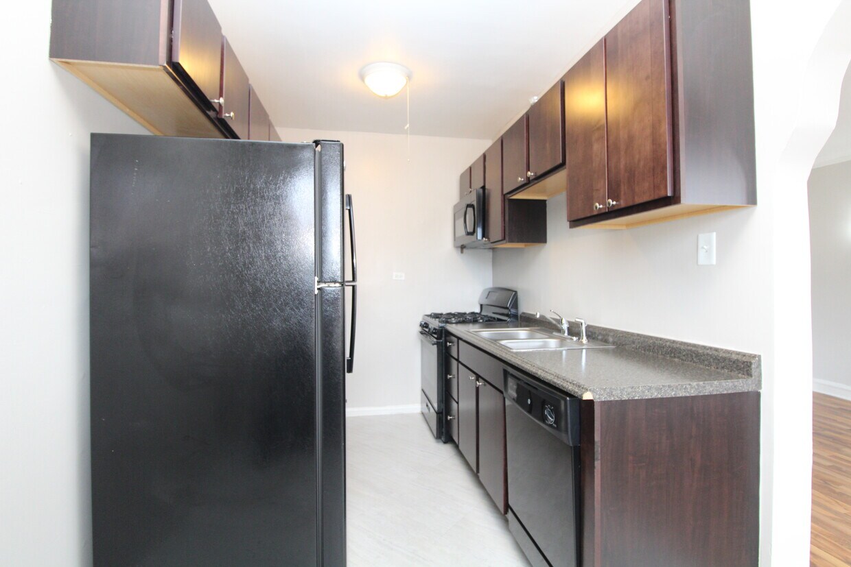 Primary Photo - 3935 W Diversey Ave