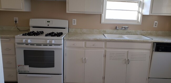 Building Photo - 2 bedrooms/1 bath with garage