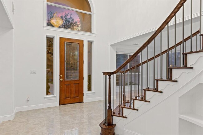 Building Photo - 402 Luna Vista Dr