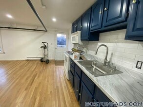 Building Photo - 686 Parker St