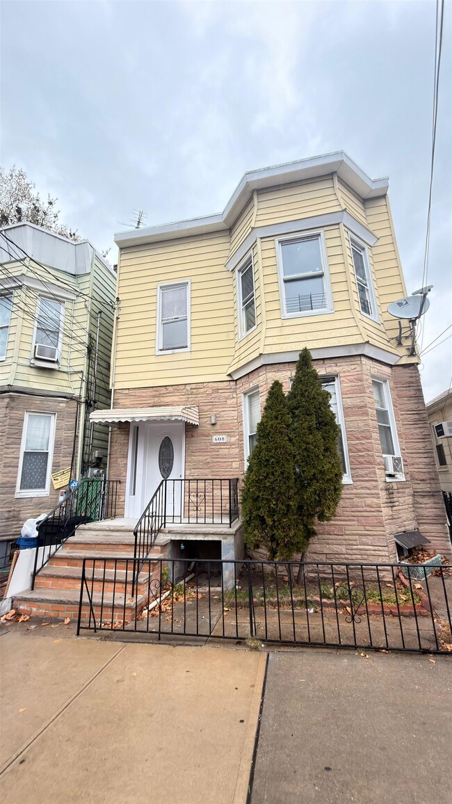 Building Photo - 608 57th St