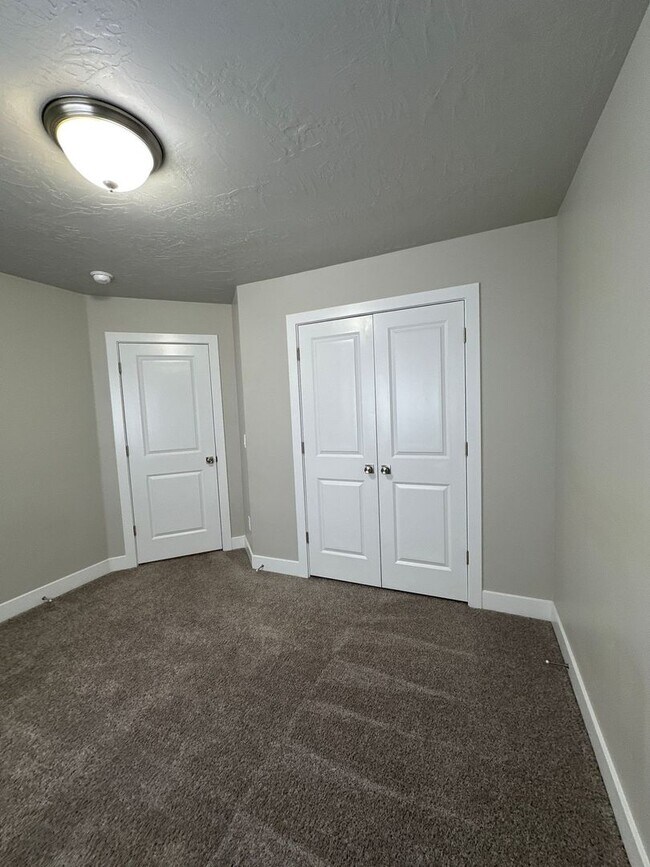 Building Photo - Lovely Townhome