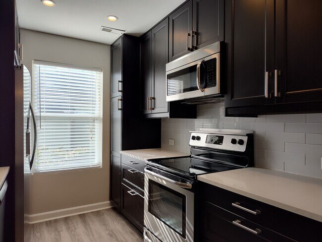 Building Photo - Move-in ready condo in Located in Fourth W...