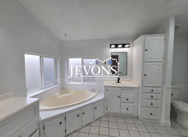 Foto del edificio - Coming soon! Comfortable Selah Residence with Open Living Space and Easy Commuter Access