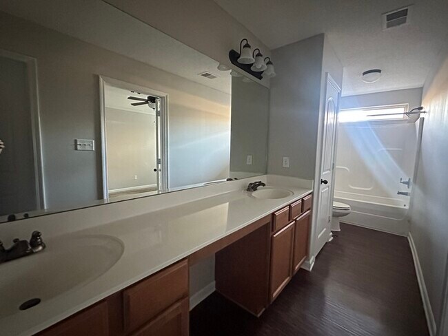 Foto del edificio - 5692 Falling Bark Dr